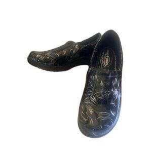 Easy Works By Easy Street Womens Slip-Resistant Clogs Black & Gray Women's 8